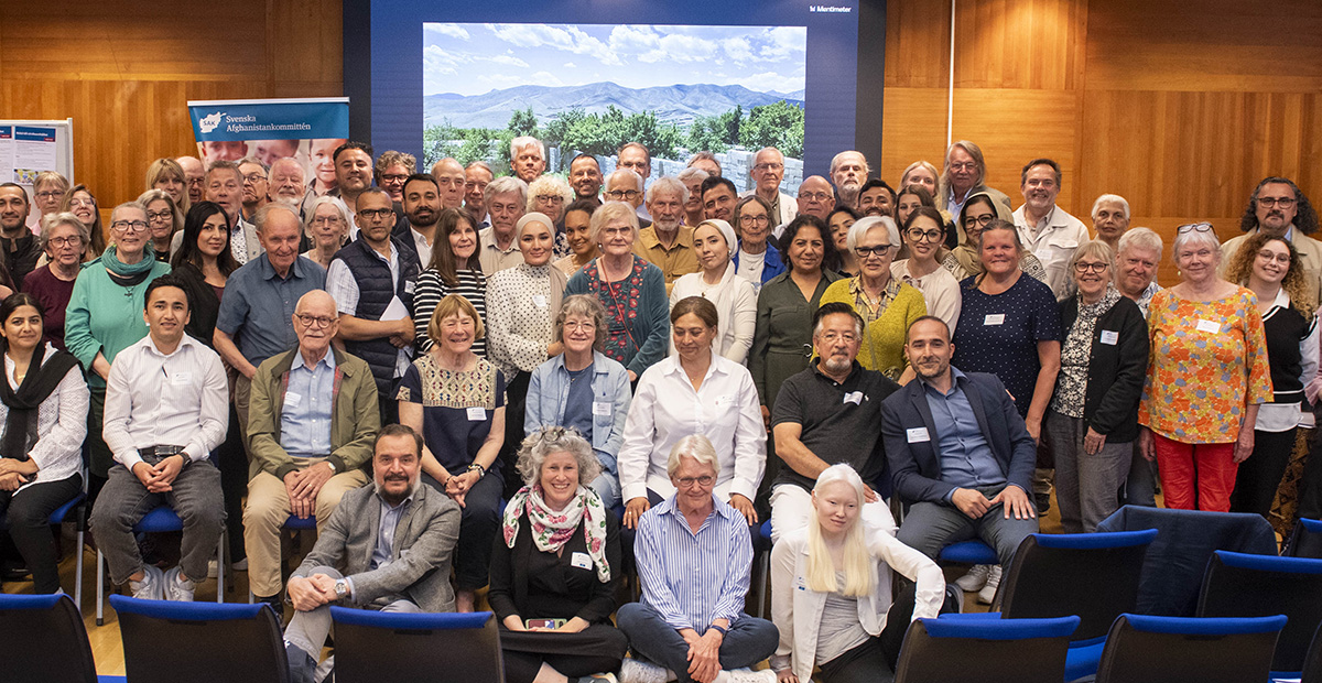 Group photo with dozens of persons.