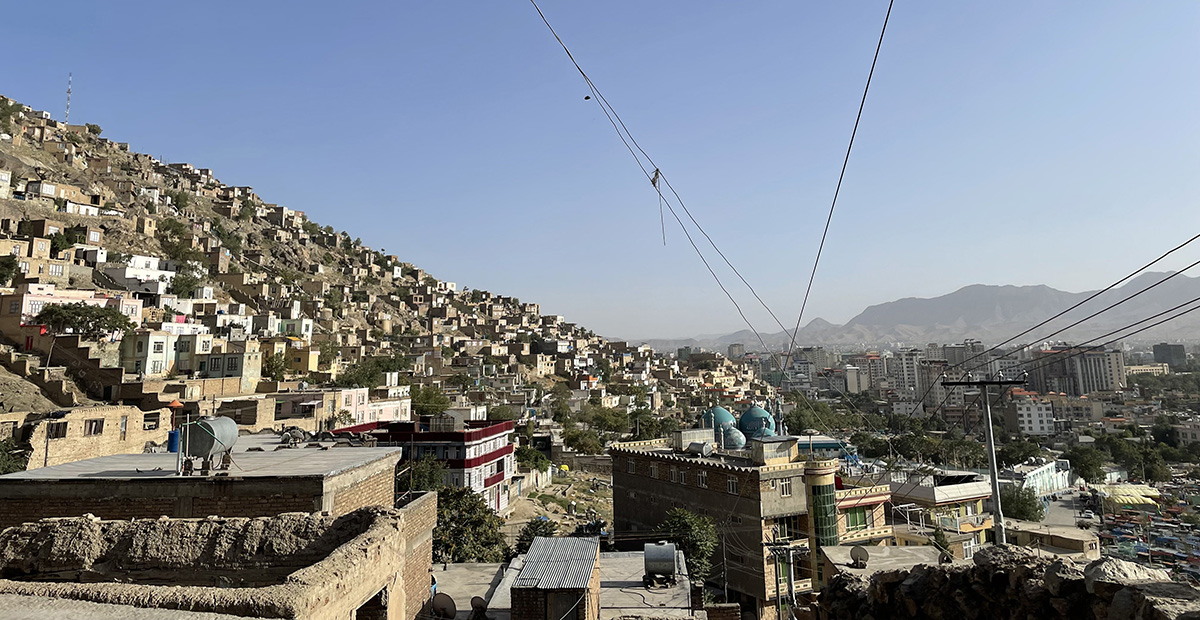 City view of Kabul woth mountains and a clear blie skye in the background.